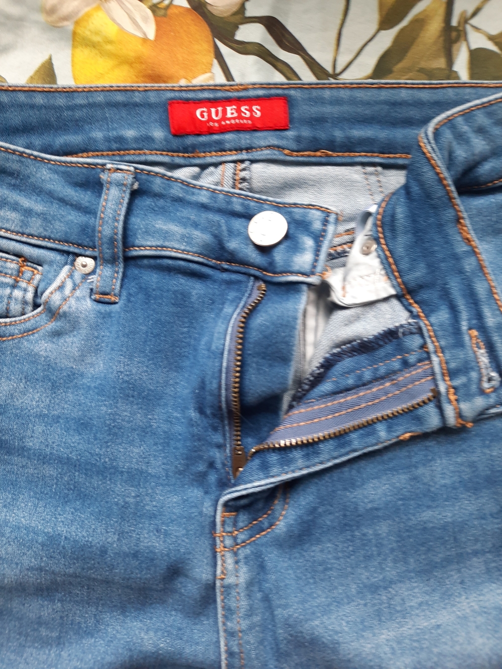 Guess Women's Skinny Jeans in Mid Blue Wash - Picture 2 of 5